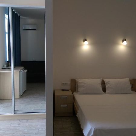 Hotel Aleksandriya à TTchornomorsk Extérieur photo